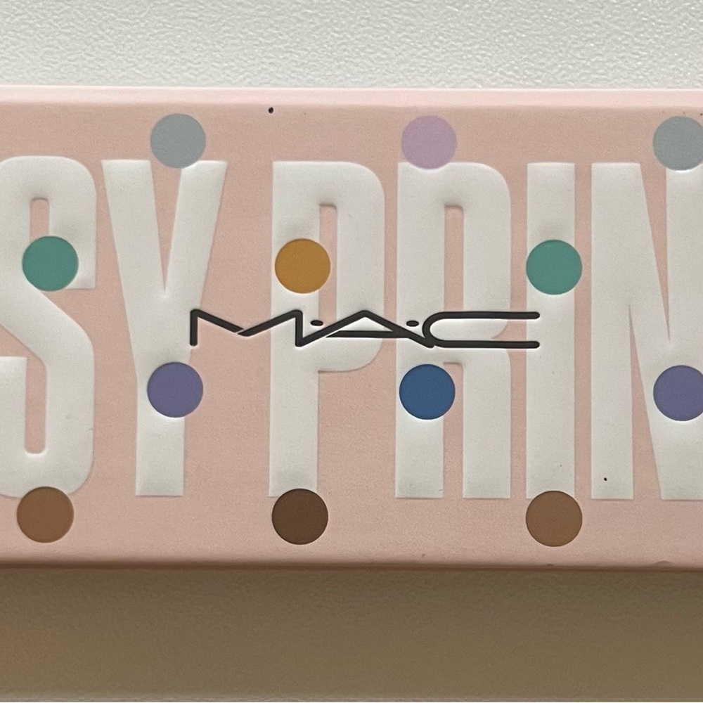 Brand New! MAC Prissy Princess eyeshadow palette and highlighter